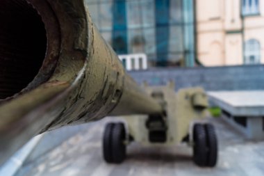 Kharkiv, Ukrayna, 21 Haziran 2025 Eski tanklar ve topçu parçalarından oluşan 2. Dünya Savaşı anıtı. Ukrayna 'nın eski Kharkiv kentinin tarihi merkezinde Anayasa Meydanı' nda yer almaktadır..