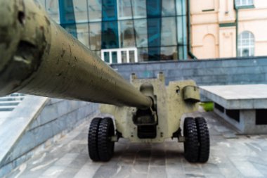 Kharkiv, Ukrayna, 21 Haziran 2025 Eski tanklar ve topçu parçalarından oluşan 2. Dünya Savaşı anıtı. Ukrayna 'nın eski Kharkiv kentinin tarihi merkezinde Anayasa Meydanı' nda yer almaktadır..