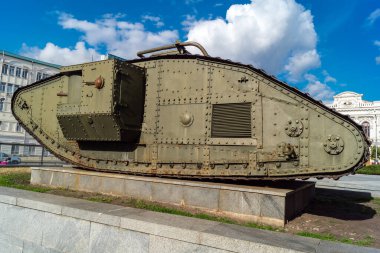 Kharkiv, Ukrayna, 21 Haziran 2025 Eski tanklar ve topçu parçalarından oluşan 2. Dünya Savaşı anıtı. Ukrayna 'nın eski Kharkiv kentinin tarihi merkezinde Anayasa Meydanı' nda yer almaktadır..