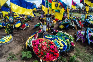 Kharkiv, Ukrayna, 3 Temmuz 2025 Sarı ve mavi bayraklar Kharkiv 'in güneyindeki bir askeri mezarlık olan Aleya Slavy' de dalgalanıyor. Askerlerin gömüldüğü yer burası..