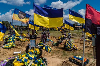 Kharkiv, Ukrayna, 3 Temmuz 2025 Sarı ve mavi bayraklar Kharkiv 'in güneyindeki bir askeri mezarlık olan Aleya Slavy' de dalgalanıyor. Askerlerin gömüldüğü yer burası..