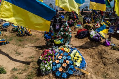 Kharkiv, Ukrayna, 3 Temmuz 2025 Sarı ve mavi bayraklar Kharkiv 'in güneyindeki bir askeri mezarlık olan Aleya Slavy' de dalgalanıyor. Askerlerin gömüldüğü yer burası..