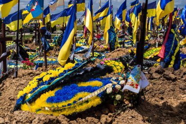Kharkiv, Ukrayna, 3 Temmuz 2025 Sarı ve mavi bayraklar Kharkiv 'in güneyindeki bir askeri mezarlık olan Aleya Slavy' de dalgalanıyor. Askerlerin gömüldüğü yer burası..