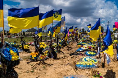 Kharkiv, Ukrayna, 3 Temmuz 2025 Sarı ve mavi bayraklar Kharkiv 'in güneyindeki bir askeri mezarlık olan Aleya Slavy' de dalgalanıyor. Askerlerin gömüldüğü yer burası..