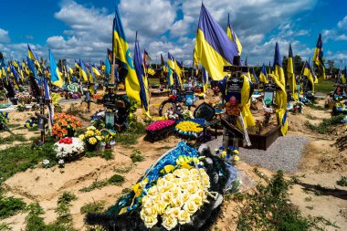 Kharkiv, Ukrayna, 3 Temmuz 2025 Sarı ve mavi bayraklar Kharkiv 'in güneyindeki bir askeri mezarlık olan Aleya Slavy' de dalgalanıyor. Askerlerin gömüldüğü yer burası..