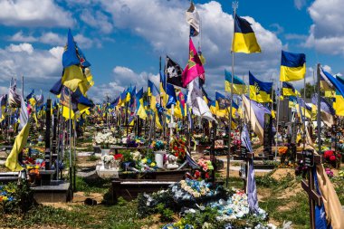 Kharkiv, Ukrayna, 3 Temmuz 2025 Sarı ve mavi bayraklar Kharkiv 'in güneyindeki bir askeri mezarlık olan Aleya Slavy' de dalgalanıyor. Askerlerin gömüldüğü yer burası..