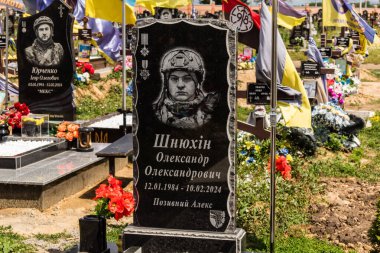 Kharkiv, Ukrayna, 3 Temmuz 2025 Ukrayna 'yı savunan kahramanların portresi. Sarı ve mavi bayraklar, Kharkiv' in güneyindeki bir askeri mezarlık olan Aleya Slavy 'ye kadar uzanıyor..