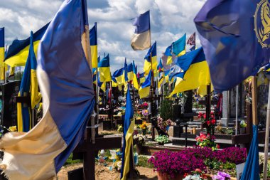 Kharkiv, Ukrayna, 3 Temmuz 2025 Sarı ve mavi bayraklar Kharkiv 'in güneyindeki bir askeri mezarlık olan Aleya Slavy' de dalgalanıyor. Askerlerin gömüldüğü yer burası..