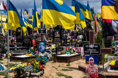 Kharkiv, Ukrayna, 3 Temmuz 2025 Sarı ve mavi bayraklar Kharkiv 'in güneyindeki bir askeri mezarlık olan Aleya Slavy' de dalgalanıyor. Askerlerin gömüldüğü yer burası..