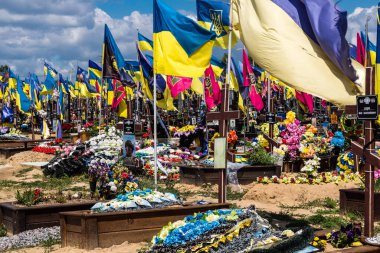 Kharkiv, Ukrayna, 3 Temmuz 2025 Sarı ve mavi bayraklar Kharkiv 'in güneyindeki bir askeri mezarlık olan Aleya Slavy' de dalgalanıyor. Askerlerin gömüldüğü yer burası..