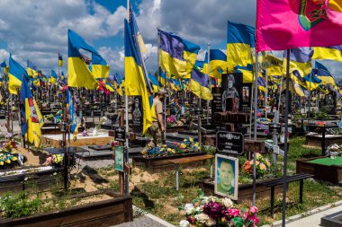 Kharkiv, Ukrayna, 3 Temmuz 2025 Sarı ve mavi bayraklar Kharkiv 'in güneyindeki bir askeri mezarlık olan Aleya Slavy' de dalgalanıyor. Askerlerin gömüldüğü yer burası..