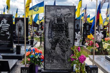 Kharkiv, Ukrayna, 3 Temmuz 2025 Ukrayna 'yı savunan kahramanların portresi. Sarı ve mavi bayraklar, Kharkiv' in güneyindeki bir askeri mezarlık olan Aleya Slavy 'ye kadar uzanıyor..