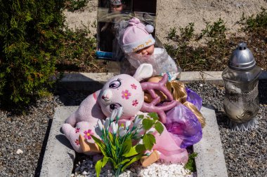 Kharkiv, Ukrayna, 3 Temmuz 2025 Mezarlıkta Kharkiv 'e yapılan bombalı saldırılarda ölen bir sürü çocuk mezarı var. Aileler mezarlarına oyuncak ve oyuncak koymuşlar..