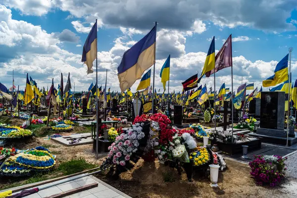 Kharkiv, Ukrayna, 3 Temmuz 2025 Sarı ve mavi bayraklar Kharkiv 'in güneyindeki bir askeri mezarlık olan Aleya Slavy' de dalgalanıyor. Askerlerin gömüldüğü yer burası..