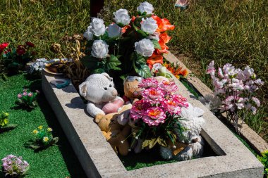 Kharkiv, Ukrayna, 3 Temmuz 2025 Mezarlıkta Kharkiv 'e yapılan bombalı saldırılarda ölen bir sürü çocuk mezarı var. Aileler mezarlarına oyuncak ve oyuncak koymuşlar..