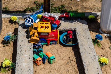 Kharkiv, Ukrayna, 3 Temmuz 2025 Mezarlıkta Kharkiv 'e yapılan bombalı saldırılarda ölen bir sürü çocuk mezarı var. Aileler mezarlarına oyuncak ve oyuncak koymuşlar..