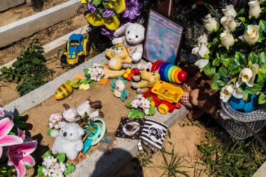 Kharkiv, Ukrayna, 3 Temmuz 2025 Mezarlıkta Kharkiv 'e yapılan bombalı saldırılarda ölen bir sürü çocuk mezarı var. Aileler mezarlarına oyuncak ve oyuncak koymuşlar..