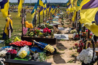 Kharkiv, Ukrayna, 3 Temmuz 2025 Sarı ve mavi bayraklar Kharkiv 'in güneyindeki bir askeri mezarlık olan Aleya Slavy' de dalgalanıyor. Askerlerin gömüldüğü yer burası..