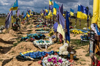 Kharkiv, Ukrayna, 3 Temmuz 2025 Sarı ve mavi bayraklar Kharkiv 'in güneyindeki bir askeri mezarlık olan Aleya Slavy' de dalgalanıyor. Askerlerin gömüldüğü yer burası..