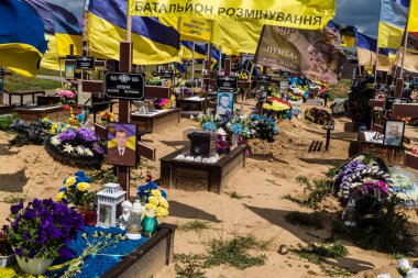 Kharkiv, Ukrayna, 3 Temmuz 2025 Sarı ve mavi bayraklar Kharkiv 'in güneyindeki bir askeri mezarlık olan Aleya Slavy' de dalgalanıyor. Askerlerin gömüldüğü yer burası..