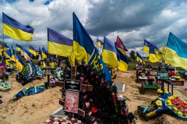 Kharkiv, Ukrayna, 3 Temmuz 2025 Sarı ve mavi bayraklar Kharkiv 'in güneyindeki bir askeri mezarlık olan Aleya Slavy' de dalgalanıyor. Askerlerin gömüldüğü yer burası..