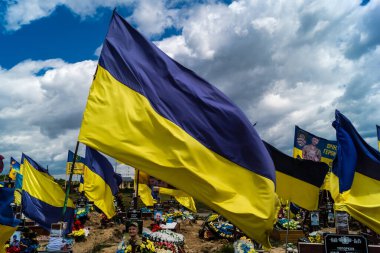 Kharkiv, Ukrayna, 3 Temmuz 2025 Sarı ve mavi bayraklar Kharkiv 'in güneyindeki bir askeri mezarlık olan Aleya Slavy' de dalgalanıyor. Askerlerin gömüldüğü yer burası..