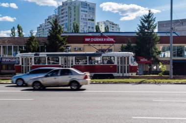 Kharkiv, Ukrayna, 3 Temmuz 2025 Kharkiv tramvayı şehir düzenli olarak bombalanırken, Kharkiv 'deki kamu hizmetleri Rus füzeleri ve sirenlerinin sesi her gün duyuluyor..