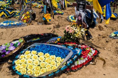 Kharkiv, Ukrayna, 3 Temmuz 2025 Sarı ve mavi bayraklar Kharkiv 'in güneyindeki bir askeri mezarlık olan Aleya Slavy' de dalgalanıyor. Askerlerin gömüldüğü yer burası..