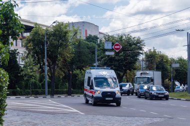 Kharkiv, Ukrayna, 3 Temmuz 2025. Ambulans Rusya ile savaş sırasında Harkiv şehir merkezinden geçiyor. Harkiv, Rus füze ve sirenlerinin sesi her gün yankılanıyor.