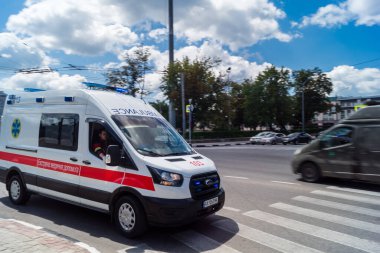 Kharkiv, Ukrayna, 3 Temmuz 2025. Ambulans Rusya ile savaş sırasında Harkiv şehir merkezinden geçiyor. Harkiv, Rus füze ve sirenlerinin sesi her gün yankılanıyor.