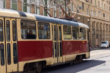 Kharkiv, Ukrayna, 3 Temmuz 2025 Kharkiv tramvayı şehir düzenli olarak bombalanırken, Kharkiv 'deki kamu hizmetleri Rus füzeleri ve sirenlerinin sesi her gün duyuluyor..