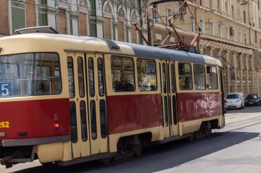 Kharkiv, Ukrayna, 3 Temmuz 2025 Kharkiv tramvayı şehir düzenli olarak bombalanırken, Kharkiv 'deki kamu hizmetleri Rus füzeleri ve sirenlerinin sesi her gün duyuluyor..