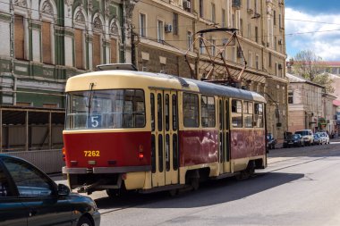 Kharkiv, Ukrayna, 3 Temmuz 2025 Kharkiv tramvayı şehir düzenli olarak bombalanırken, Kharkiv 'deki kamu hizmetleri Rus füzeleri ve sirenlerinin sesi her gün duyuluyor..