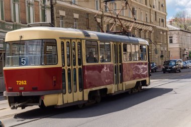 Kharkiv, Ukrayna, 3 Temmuz 2025 Kharkiv tramvayı şehir düzenli olarak bombalanırken, Kharkiv 'deki kamu hizmetleri Rus füzeleri ve sirenlerinin sesi her gün duyuluyor..