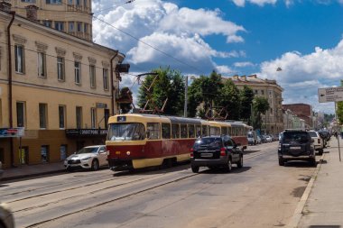 Kharkiv, Ukrayna, 3 Temmuz 2025 Kharkiv tramvayı şehir düzenli olarak bombalanırken, Kharkiv 'deki kamu hizmetleri Rus füzeleri ve sirenlerinin sesi her gün duyuluyor..