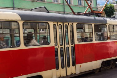 Kharkiv, Ukrayna, 3 Temmuz 2025 Kharkiv tramvayı şehir düzenli olarak bombalanırken, Kharkiv 'deki kamu hizmetleri Rus füzeleri ve sirenlerinin sesi her gün duyuluyor..