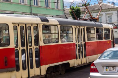 Kharkiv, Ukrayna, 3 Temmuz 2025 Kharkiv tramvayı şehir düzenli olarak bombalanırken, Kharkiv 'deki kamu hizmetleri Rus füzeleri ve sirenlerinin sesi her gün duyuluyor..