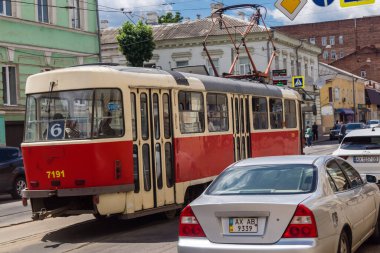 Kharkiv, Ukrayna, 3 Temmuz 2025 Kharkiv tramvayı şehir düzenli olarak bombalanırken, Kharkiv 'deki kamu hizmetleri Rus füzeleri ve sirenlerinin sesi her gün duyuluyor..