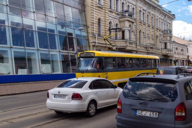 Kharkiv, Ukrayna, 3 Temmuz 2025 Kharkiv tramvayı şehir düzenli olarak bombalanırken, Kharkiv 'deki kamu hizmetleri Rus füzeleri ve sirenlerinin sesi her gün duyuluyor..