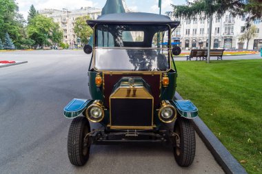 Kharkiv, Ukrayna, 4 Temmuz 2025 Shevchenko Bahçesi, yüzyıllık meşe ağaçları, fıskiyeler, çiçek yatakları ve spor malzemeleriyle Harkiv 'in göbeğindeki zarif park. İnsanlar oraya yürümeyi sever..