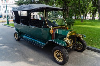 Kharkiv, Ukrayna, 4 Temmuz 2025 Shevchenko Bahçesi, yüzyıllık meşe ağaçları, fıskiyeler, çiçek yatakları ve spor malzemeleriyle Harkiv 'in göbeğindeki zarif park. İnsanlar oraya yürümeyi sever..