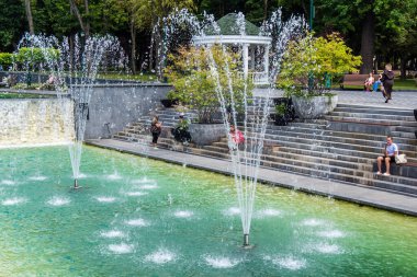 Kharkiv, Ukrayna, 4 Temmuz 2025 Shevchenko Bahçesi, yüzyıllık meşe ağaçları, fıskiyeler, çiçek yatakları ve spor malzemeleriyle Harkiv 'in göbeğindeki zarif park. İnsanlar oraya yürümeyi sever..