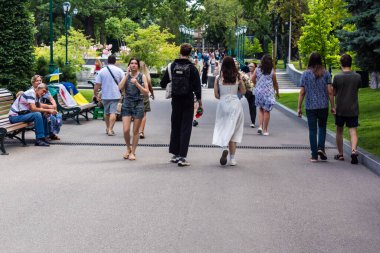 Kharkiv, Ukrayna, 4 Temmuz 2025 Shevchenko Bahçesi, yüzyıllık meşe ağaçları, fıskiyeler, çiçek yatakları ve spor malzemeleriyle Harkiv 'in göbeğindeki zarif park. İnsanlar oraya yürümeyi sever..