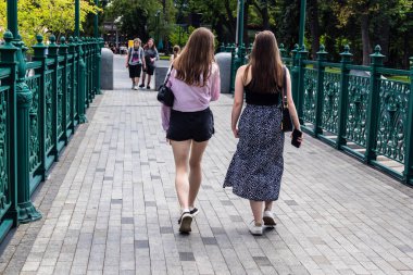 Kharkiv, Ukrayna, 4 Temmuz 2025 Shevchenko Bahçesi, yüzyıllık meşe ağaçları, fıskiyeler, çiçek yatakları ve spor malzemeleriyle Harkiv 'in göbeğindeki zarif park. İnsanlar oraya yürümeyi sever..