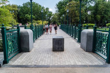 Kharkiv, Ukrayna, 4 Temmuz 2025 Shevchenko Bahçesi, yüzyıllık meşe ağaçları, fıskiyeler, çiçek yatakları ve spor malzemeleriyle Harkiv 'in göbeğindeki zarif park. İnsanlar oraya yürümeyi sever..