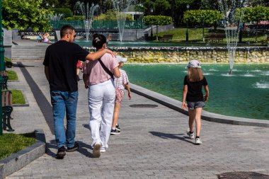 Kharkiv, Ukrayna, 4 Temmuz 2025 Shevchenko Bahçesi, yüzyıllık meşe ağaçları, fıskiyeler, çiçek yatakları ve spor malzemeleriyle Harkiv 'in göbeğindeki zarif park. İnsanlar oraya yürümeyi sever..