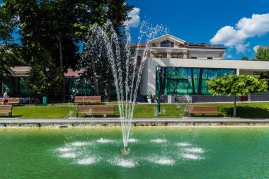 Kharkiv, Ukrayna, 4 Temmuz 2025 Shevchenko Bahçesi, yüzyıllık meşe ağaçları, fıskiyeler, çiçek yatakları ve spor malzemeleriyle Harkiv 'in göbeğindeki zarif park. İnsanlar oraya yürümeyi sever..