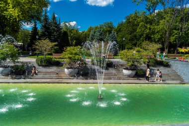 Kharkiv, Ukrayna, 4 Temmuz 2025 Shevchenko Bahçesi, yüzyıllık meşe ağaçları, fıskiyeler, çiçek yatakları ve spor malzemeleriyle Harkiv 'in göbeğindeki zarif park. İnsanlar oraya yürümeyi sever..