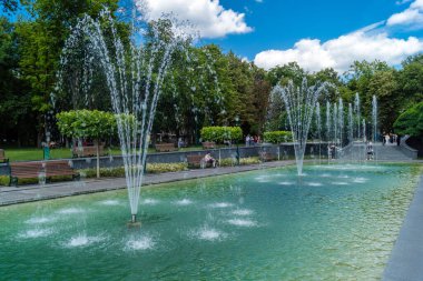 Kharkiv, Ukrayna, 4 Temmuz 2025 Shevchenko Bahçesi, yüzyıllık meşe ağaçları, fıskiyeler, çiçek yatakları ve spor malzemeleriyle Harkiv 'in göbeğindeki zarif park. İnsanlar oraya yürümeyi sever..