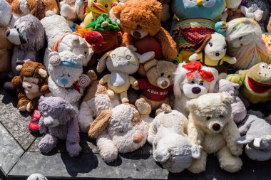 Kharkiv, Ukrayna, 4 Temmuz 2025 Savaş yüzünden ölen çocuklar için. Anıtın ayağının dibine ölen çocukları temsil etmek için çok sayıda oyuncak yerleştirildi..